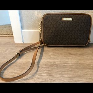 Michael Kors Signature Jet Set Item Crossbody